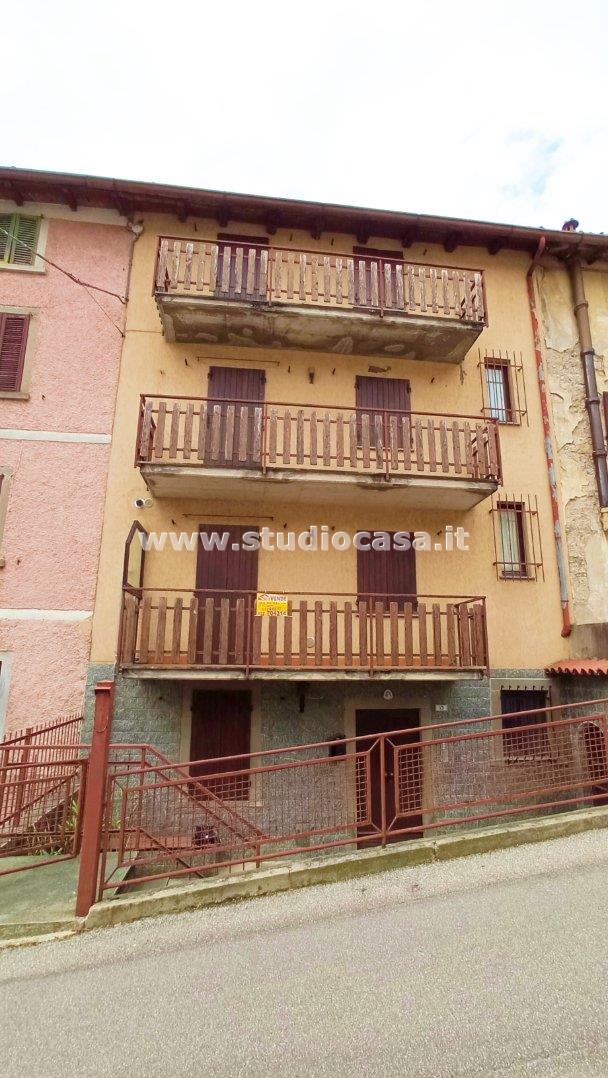 Casa Plurifamiliare in vendita a Gorno