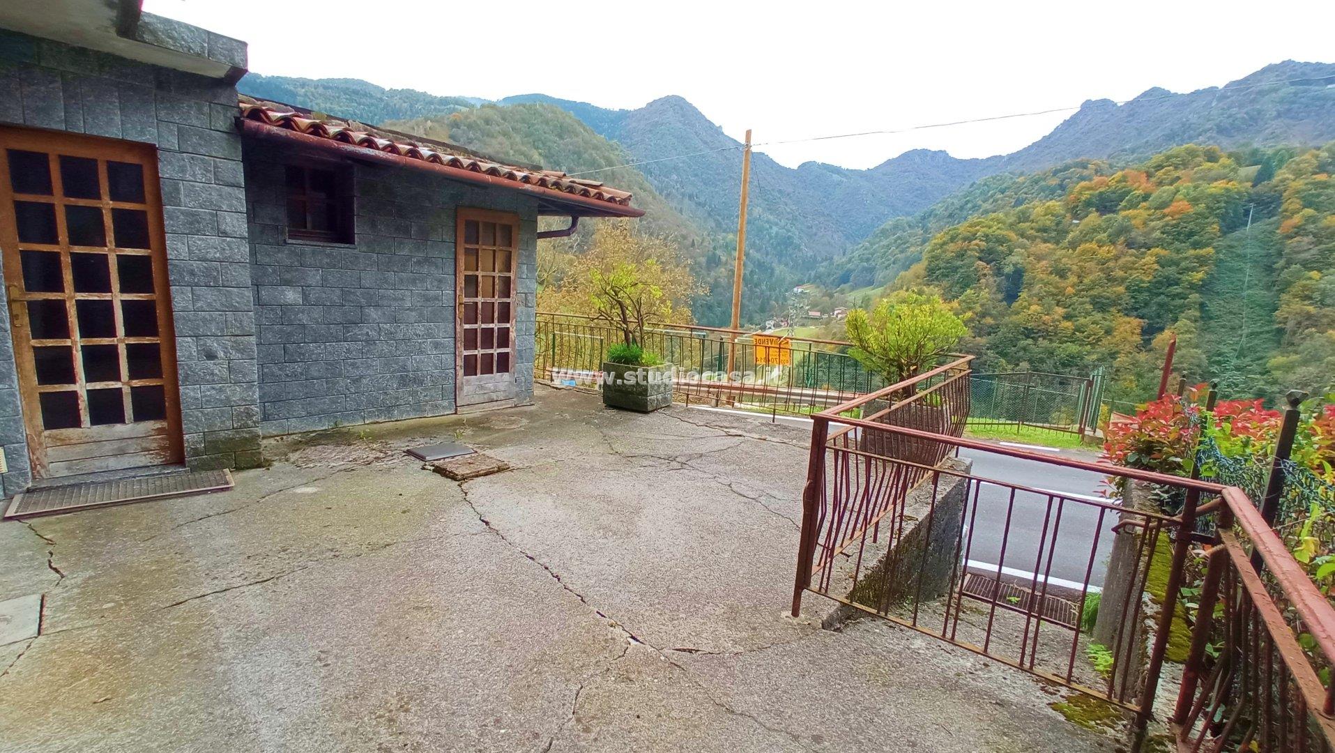 Casa Plurifamiliare in vendita a Gorno