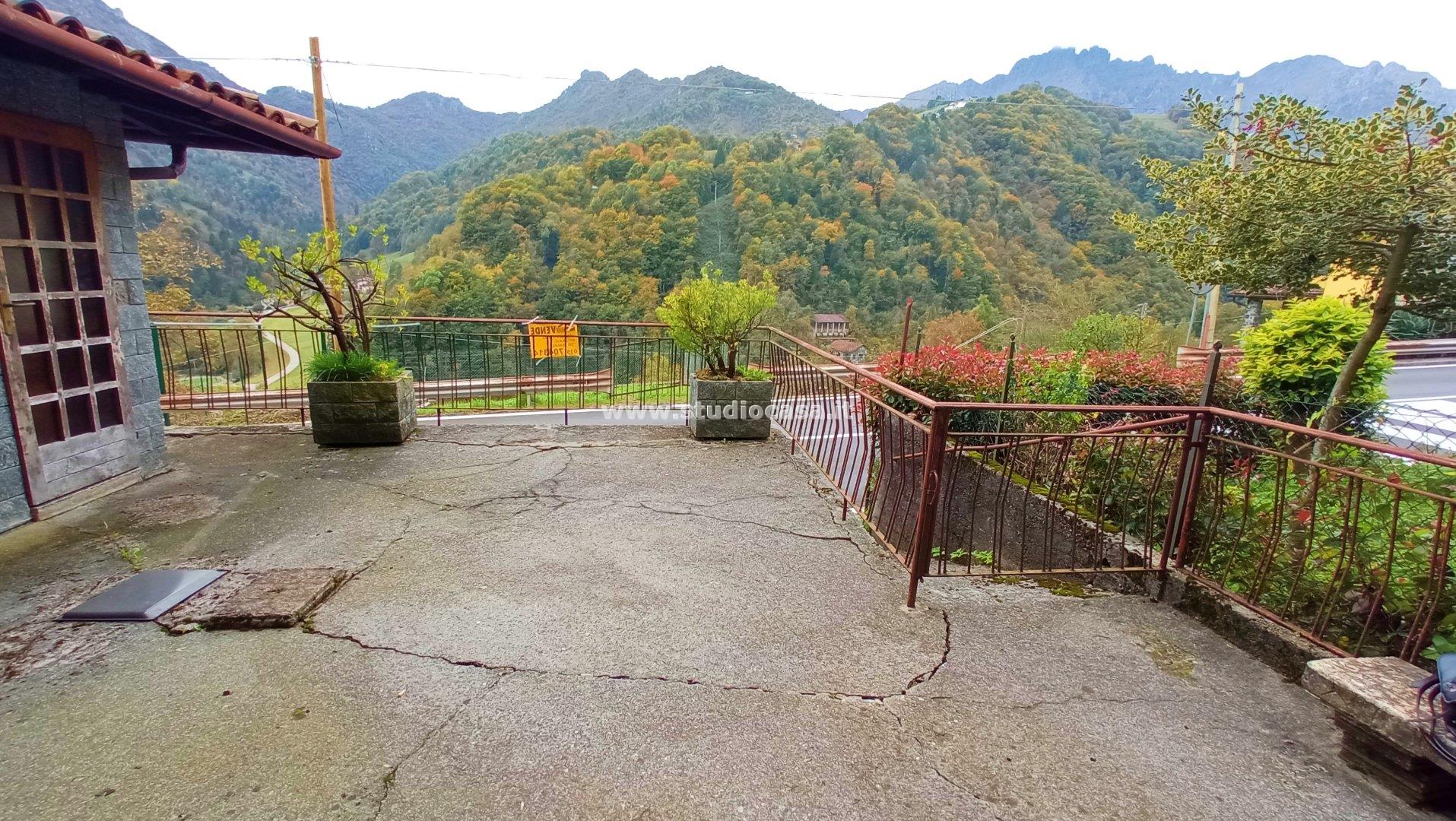 Casa Plurifamiliare in vendita a Gorno