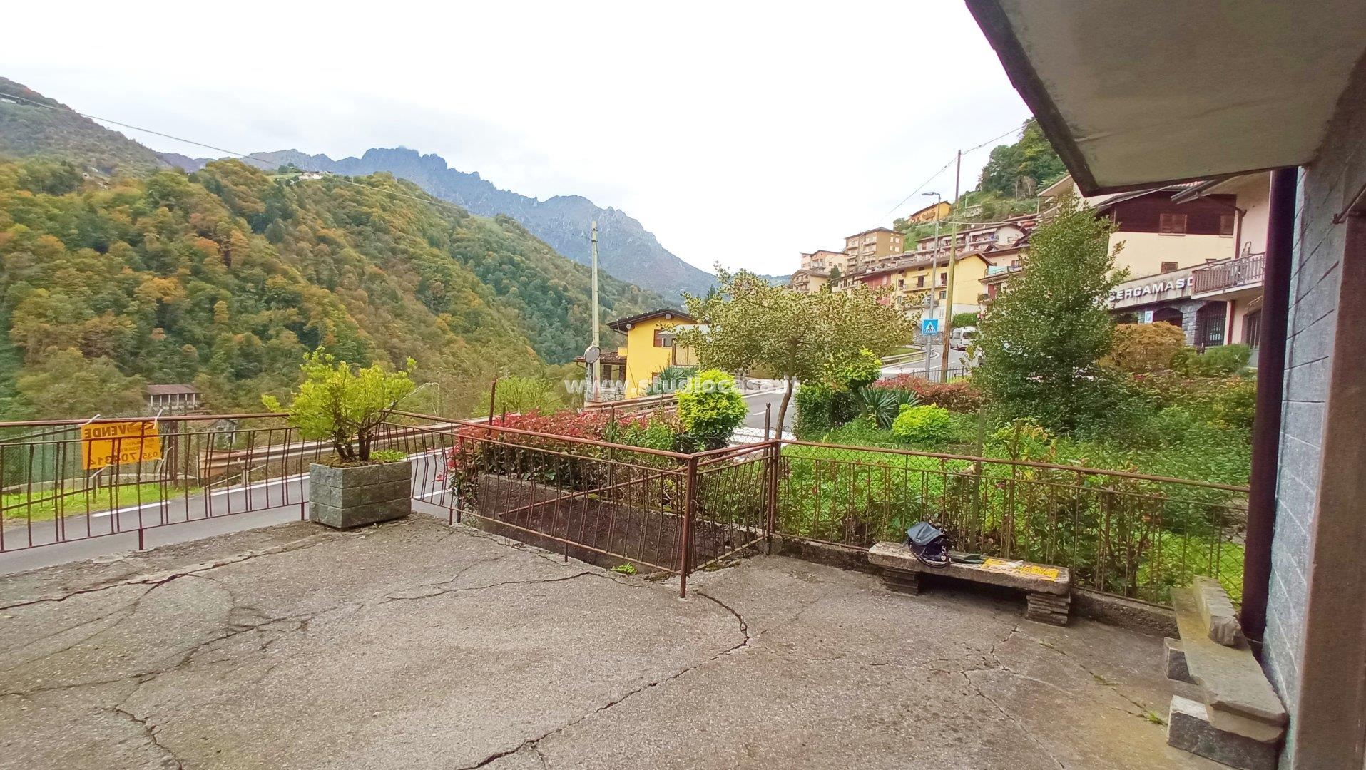Casa Plurifamiliare in vendita a Gorno