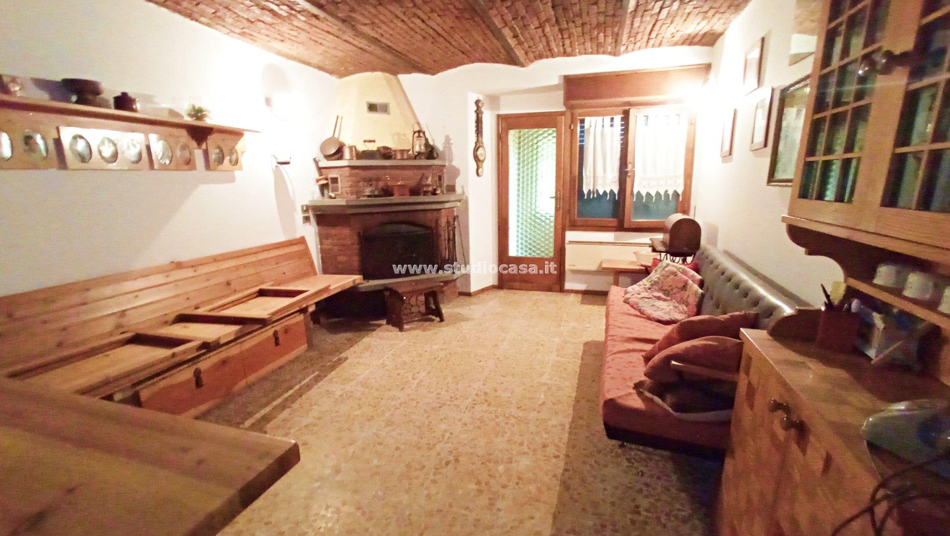 Casa Plurifamiliare in vendita a Gorno