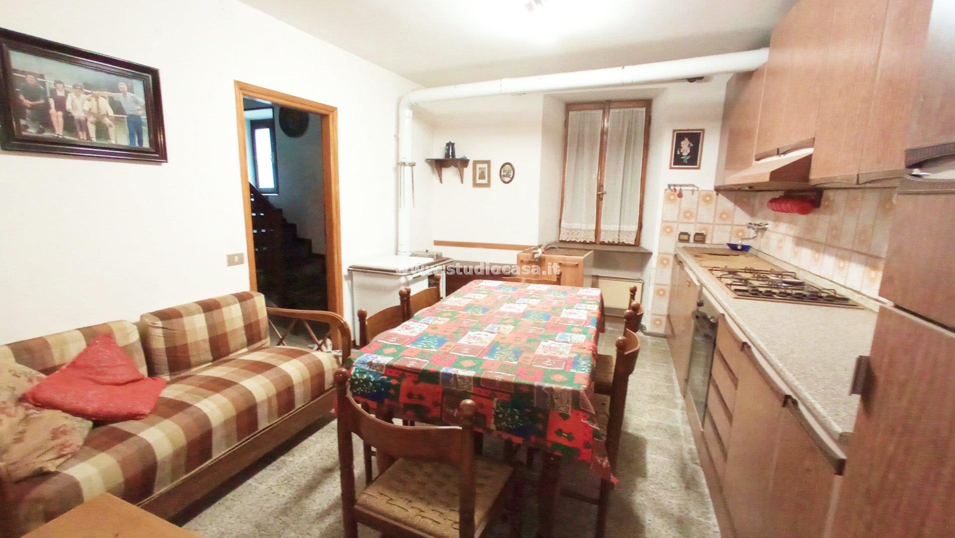 Casa Plurifamiliare in vendita a Gorno