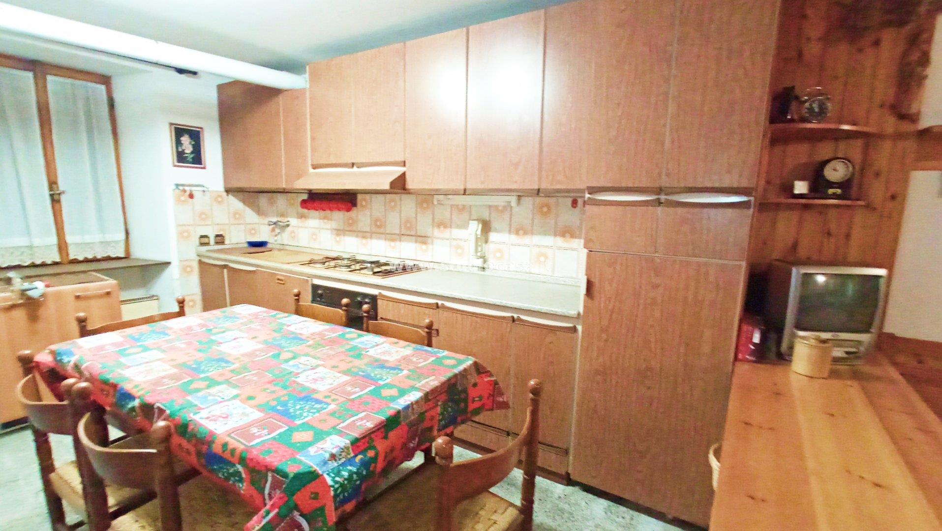 Casa Plurifamiliare in vendita a Gorno