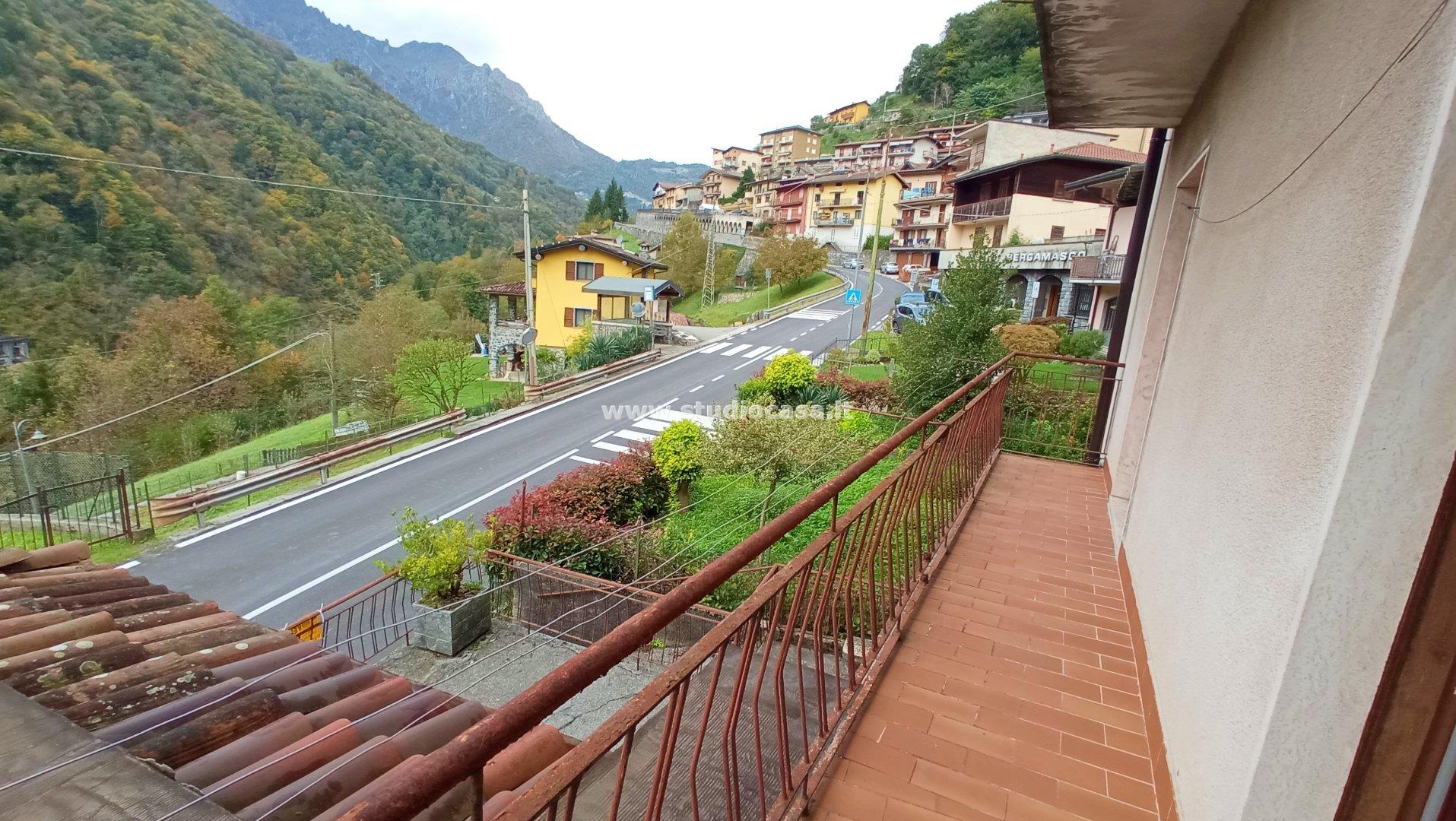 Casa Plurifamiliare in vendita a Gorno