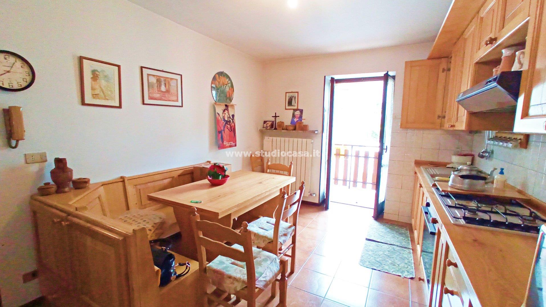 Casa Plurifamiliare in vendita a Gorno