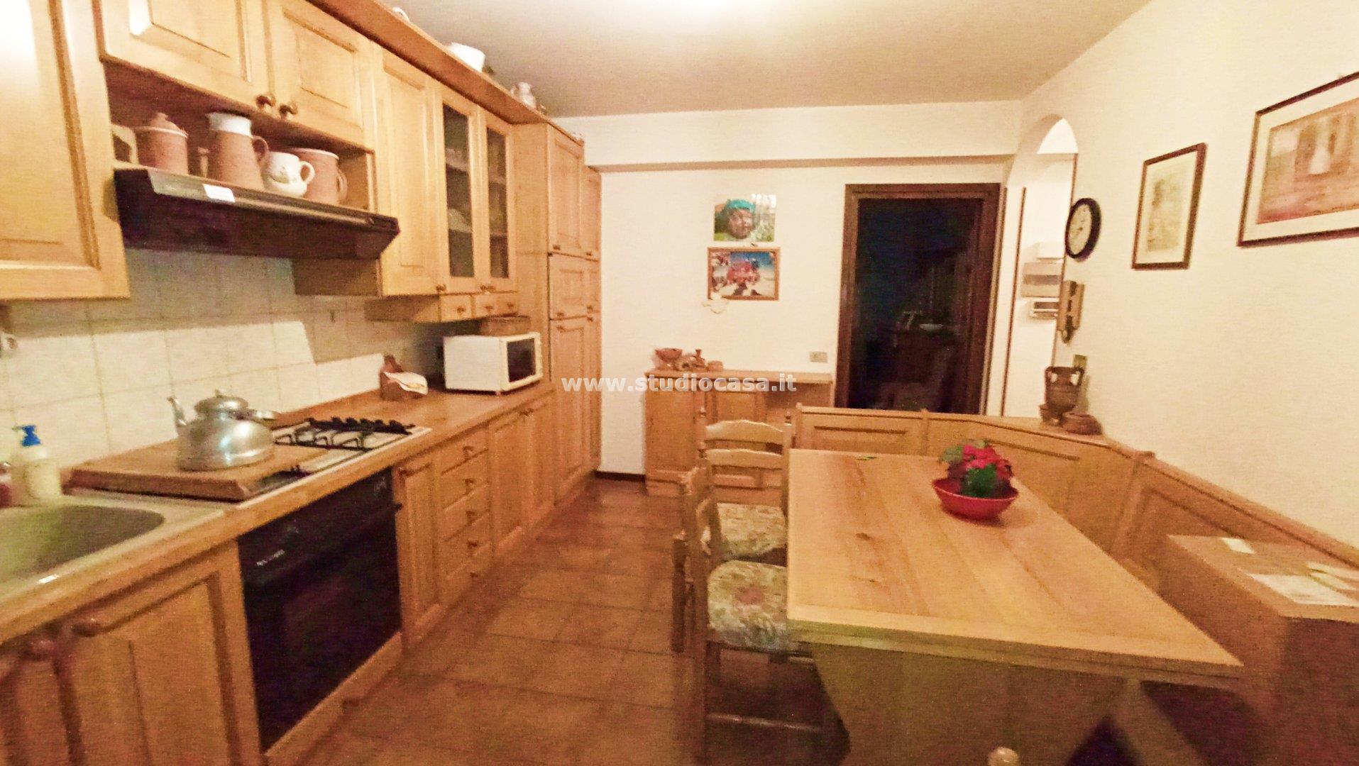 Casa Plurifamiliare in vendita a Gorno