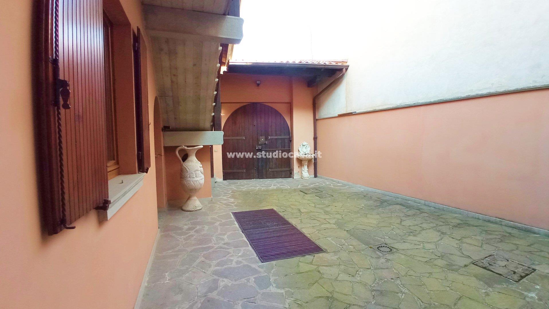 Casa Bifamiliare in vendita a Villa d