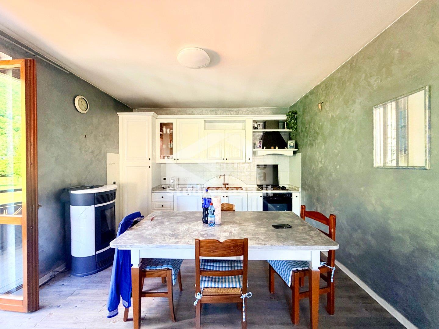 Villa a schiera di testa in vendita a Endine Gaiano