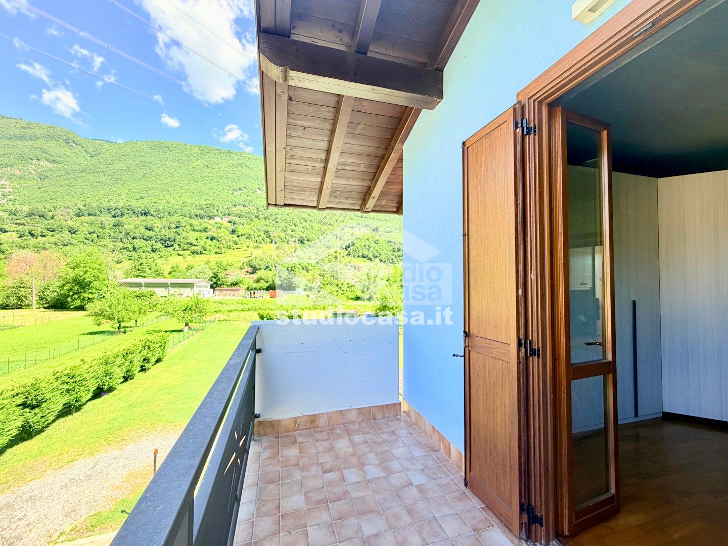 Villa a schiera di testa in vendita a Endine Gaiano
