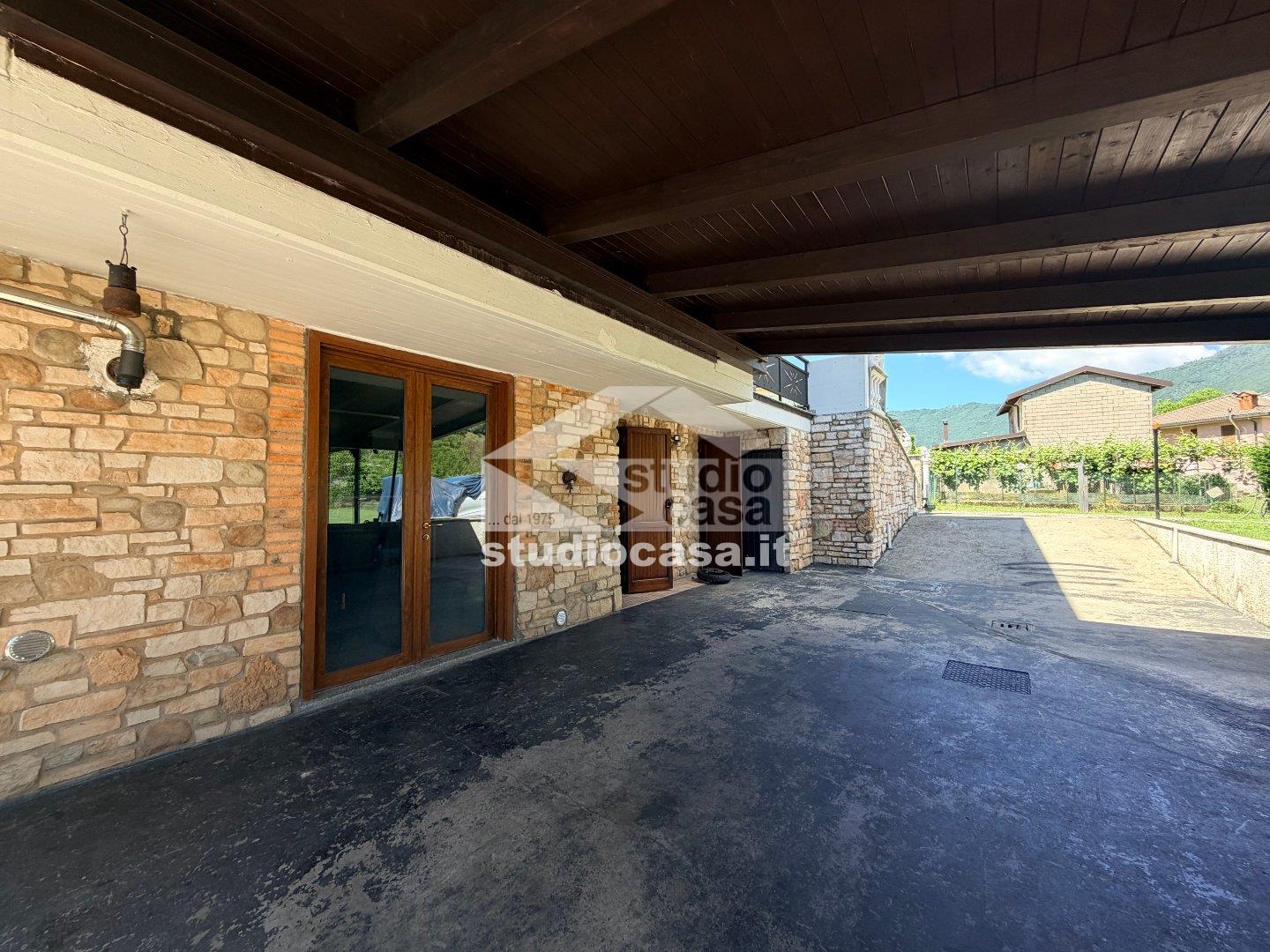 Villa a schiera di testa in vendita a Endine Gaiano