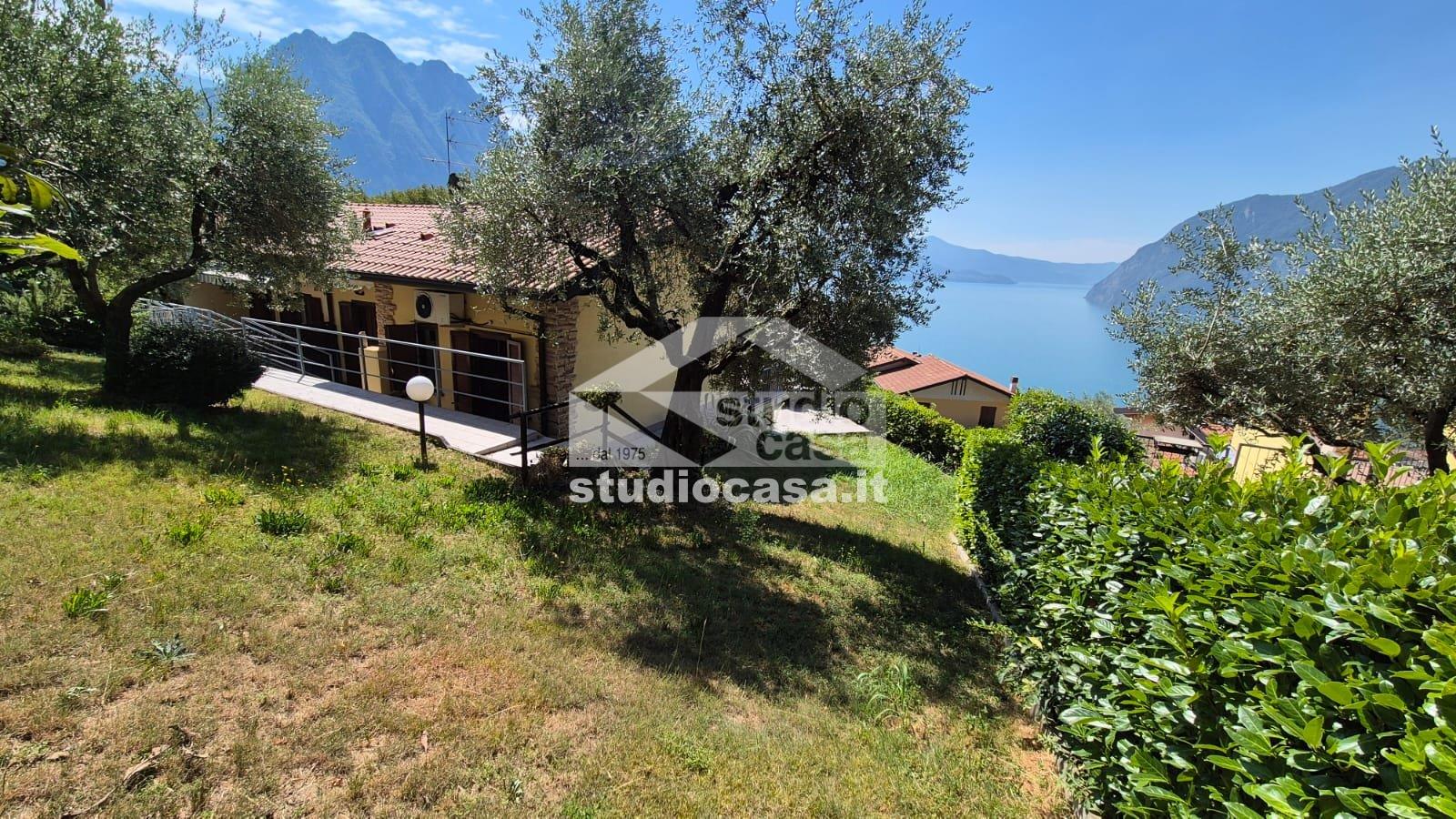 Villa a schiera in vendita a Riva di Solto