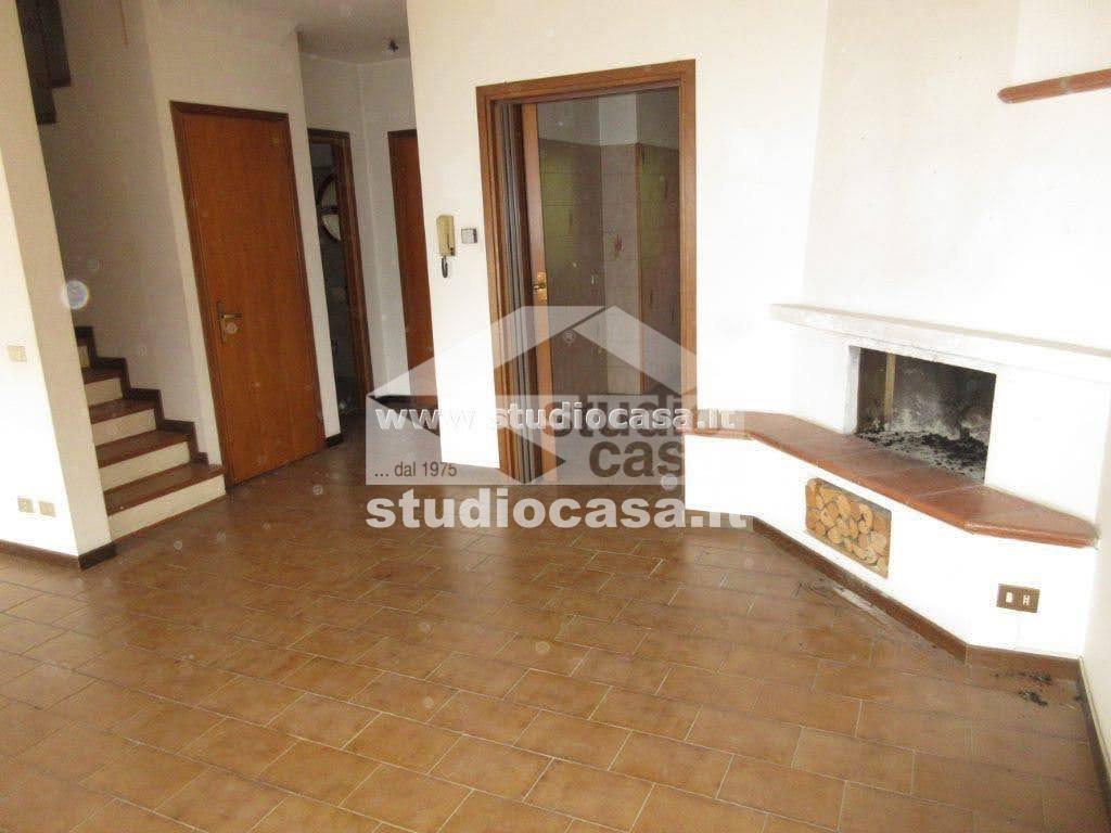 Villa a schiera di testa in vendita a Costa Volpino