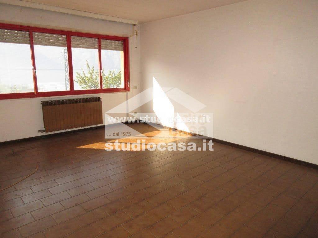 Villa a schiera di testa in vendita a Costa Volpino