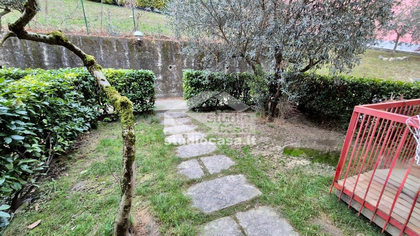 Villa a schiera di testa in vendita a Costa Volpino