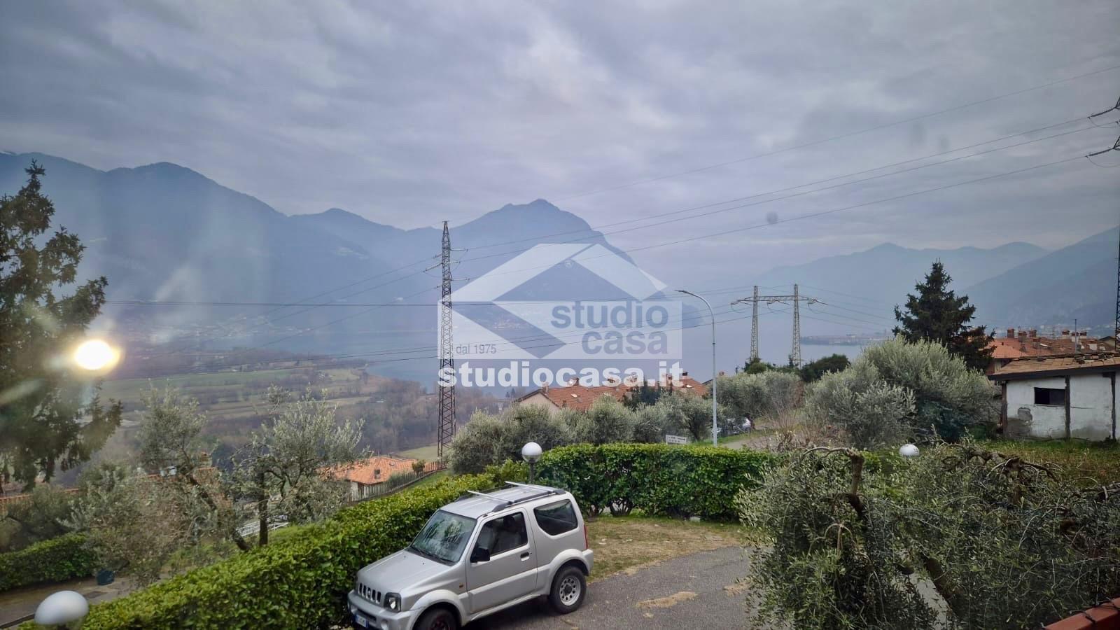 Villa a schiera di testa in vendita a Costa Volpino