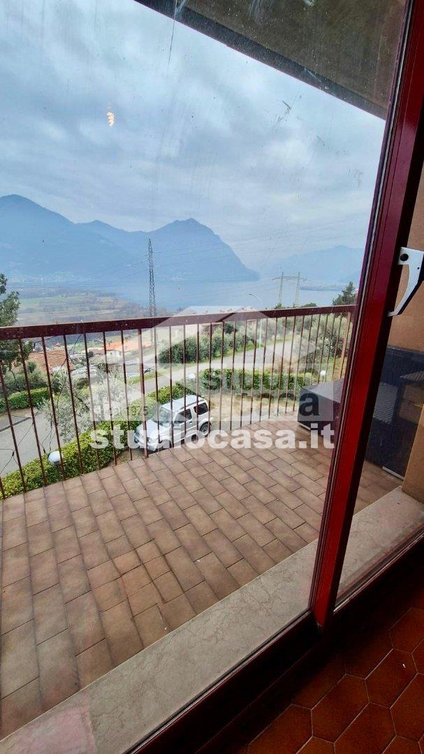 Villa a schiera di testa in vendita a Costa Volpino