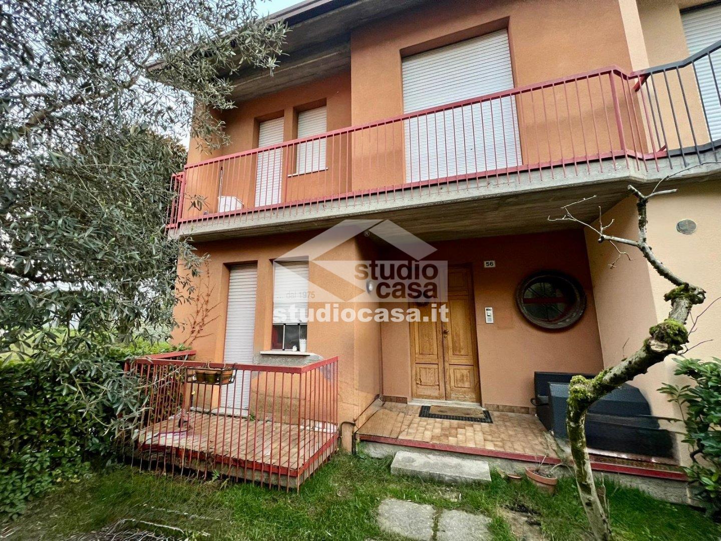 Villa a schiera di testa in vendita a Costa Volpino