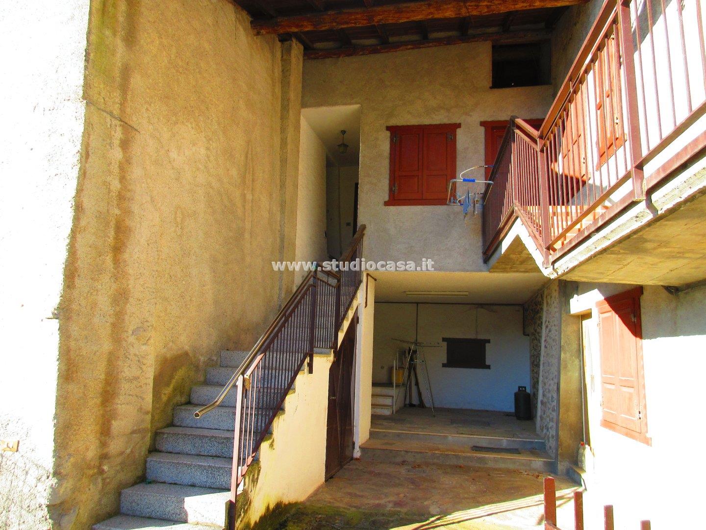 Casa Colonica in vendita a Rogno