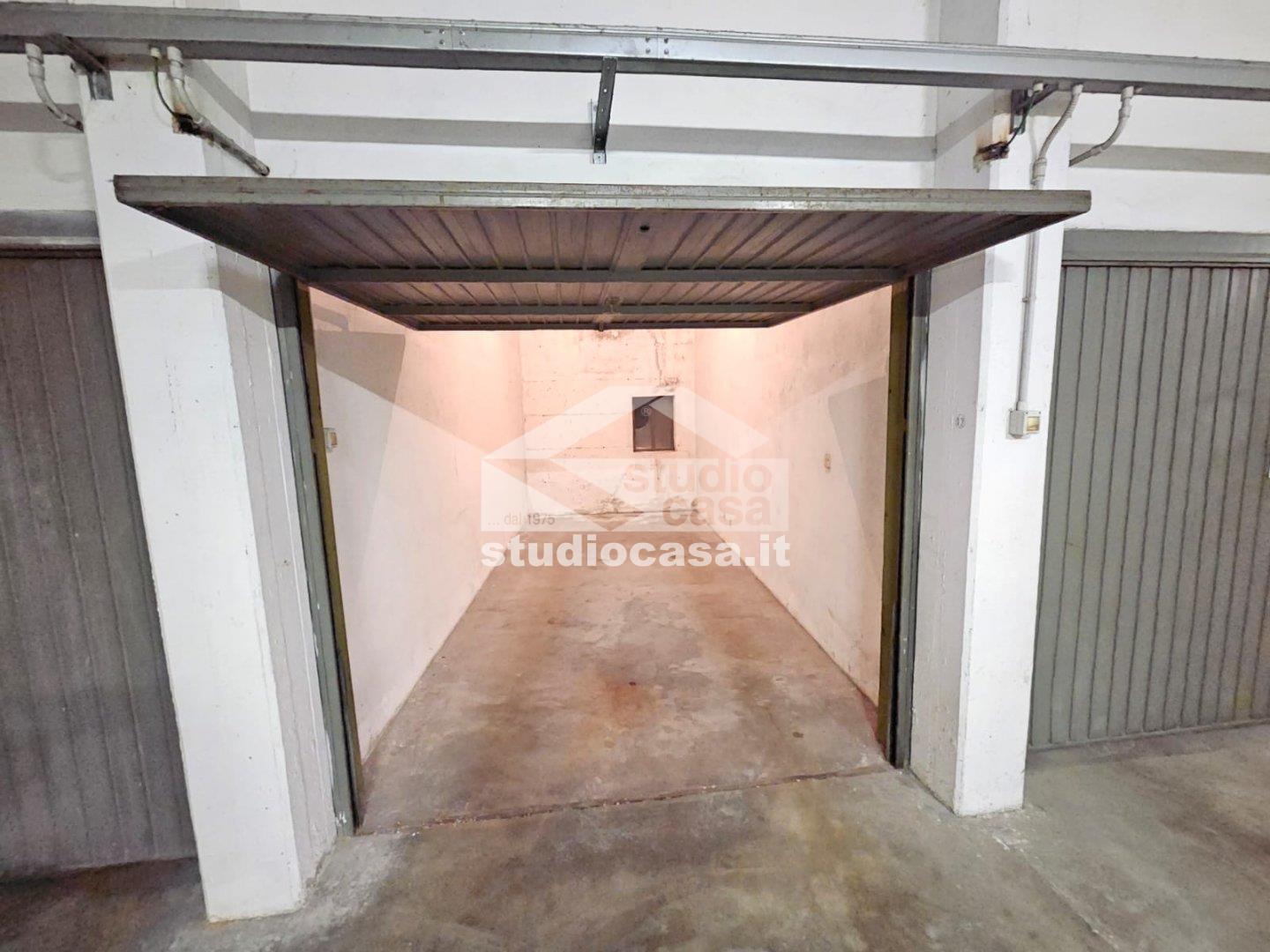 Box / Autorimessa in affitto a Rovereto