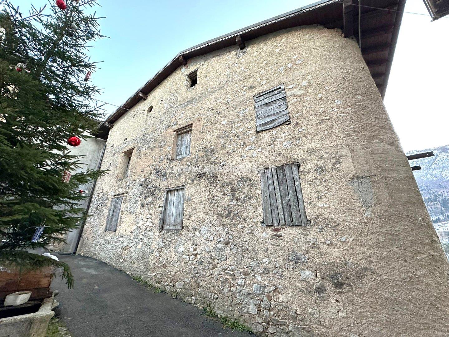 Casa Rustica in vendita a Vallarsa