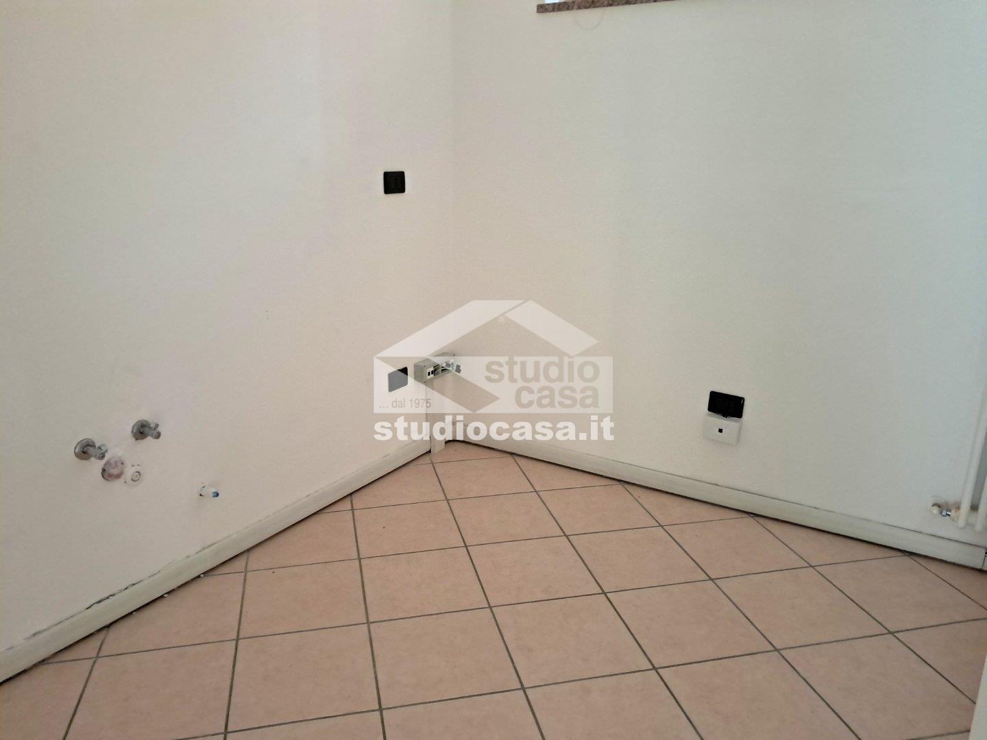 Ufficio in affitto a Avio