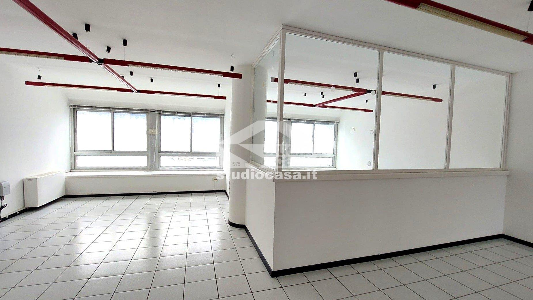Ufficio in affitto a Ala