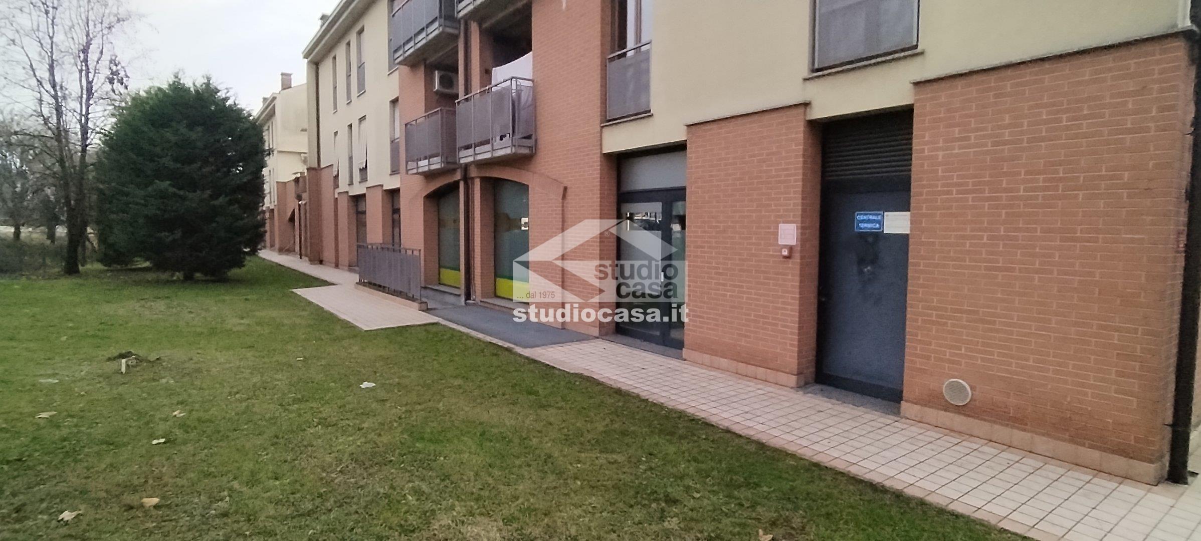 Negozio in vendita a Azzano San Paolo