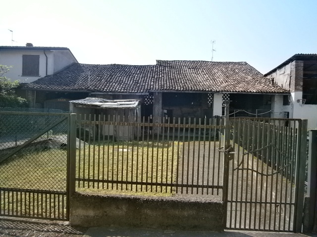 Cascina in vendita a Crespiatica