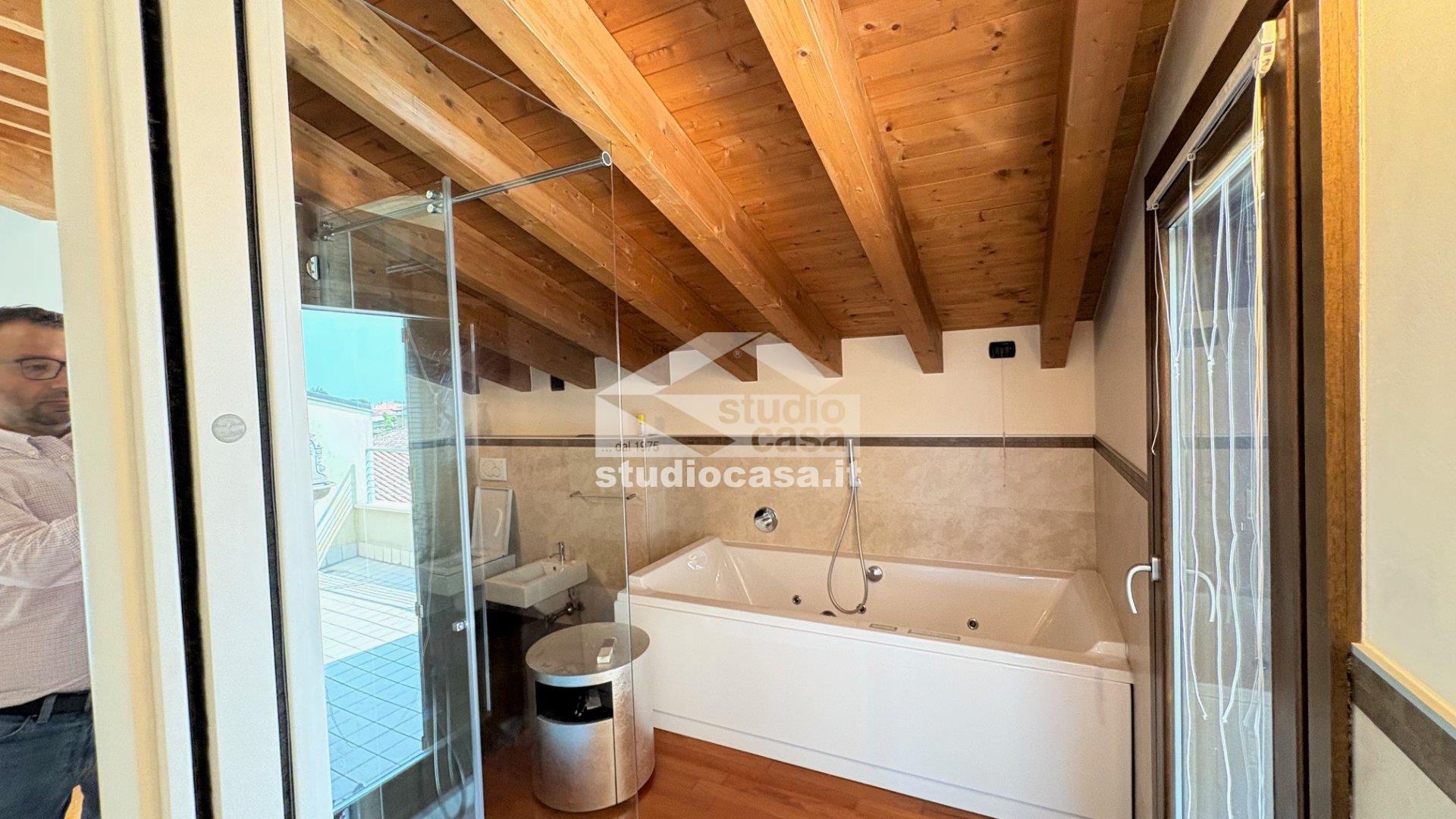 Appartamento in Villa in vendita a Azzano San Paolo
