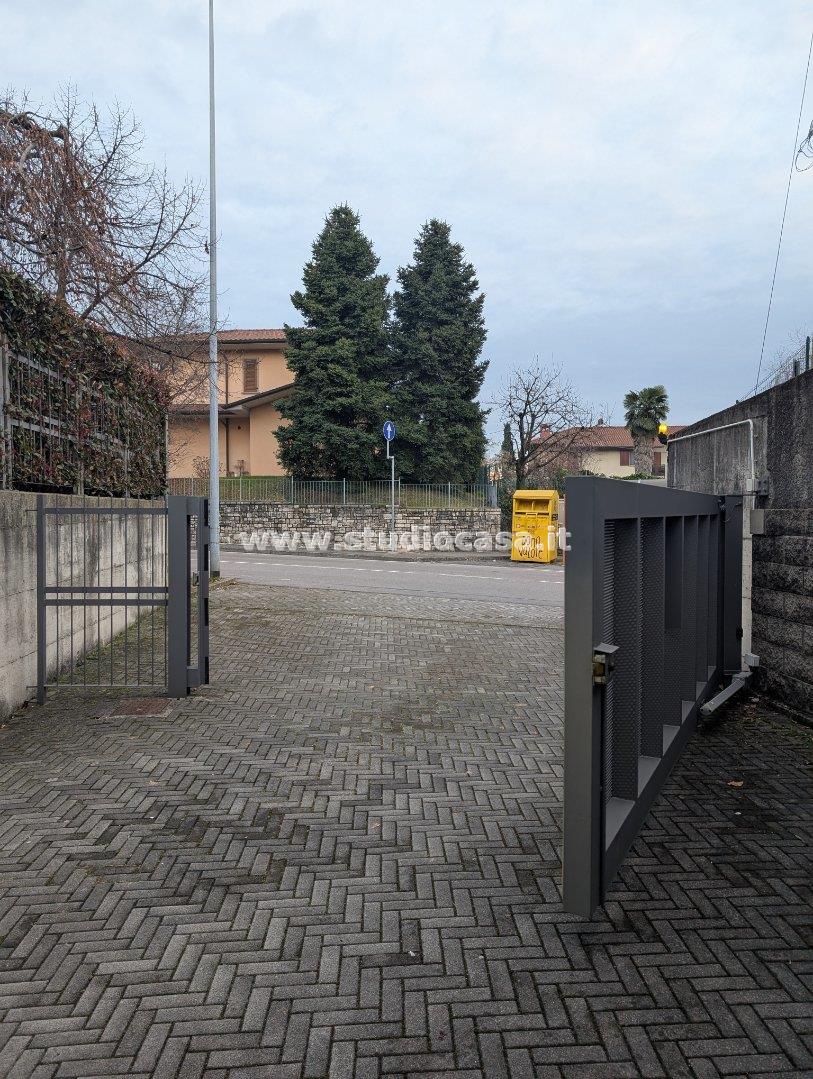 Box / Autorimessa in vendita a Mozzo