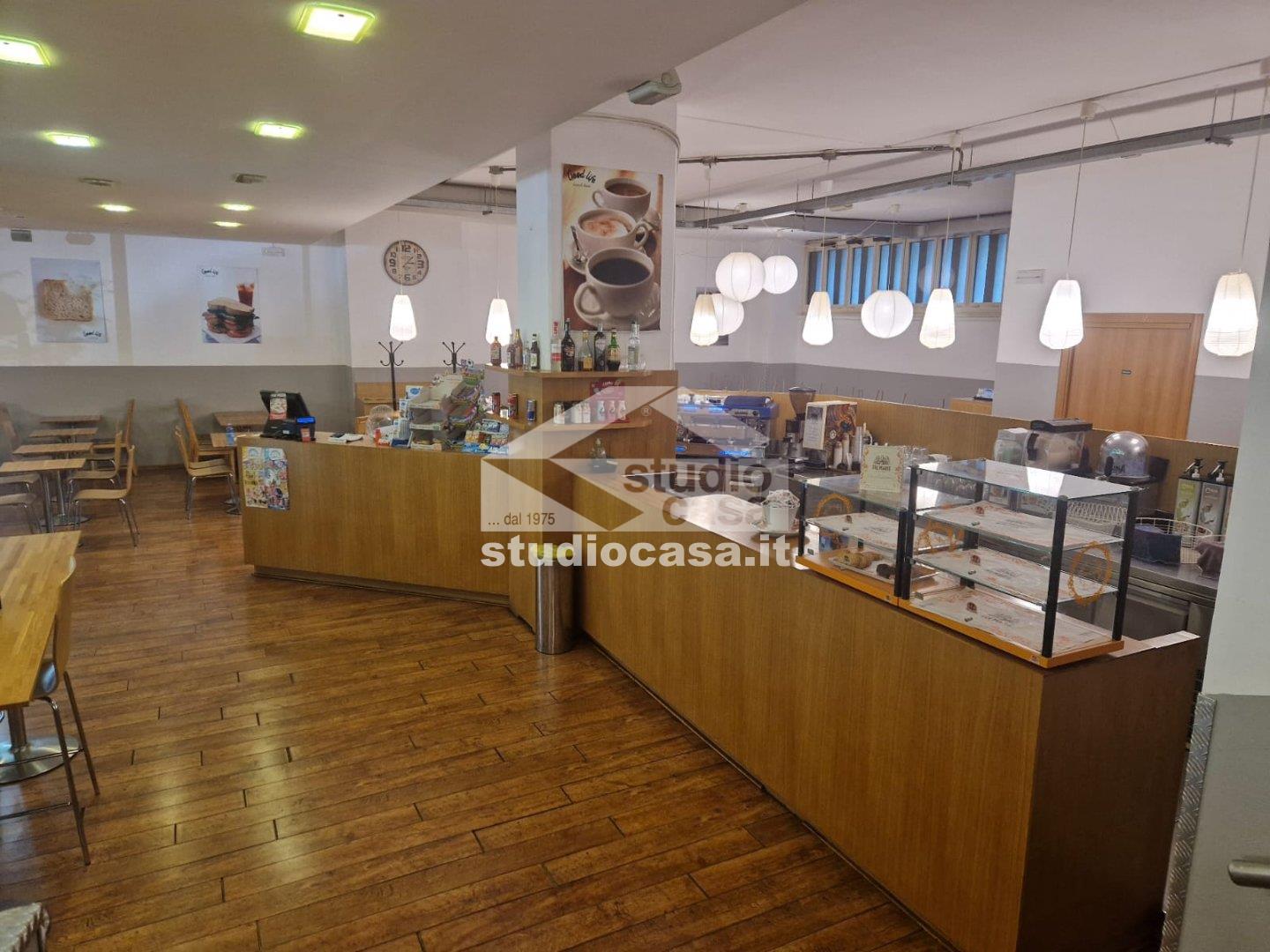 Bar/Pub in vendita a Assago