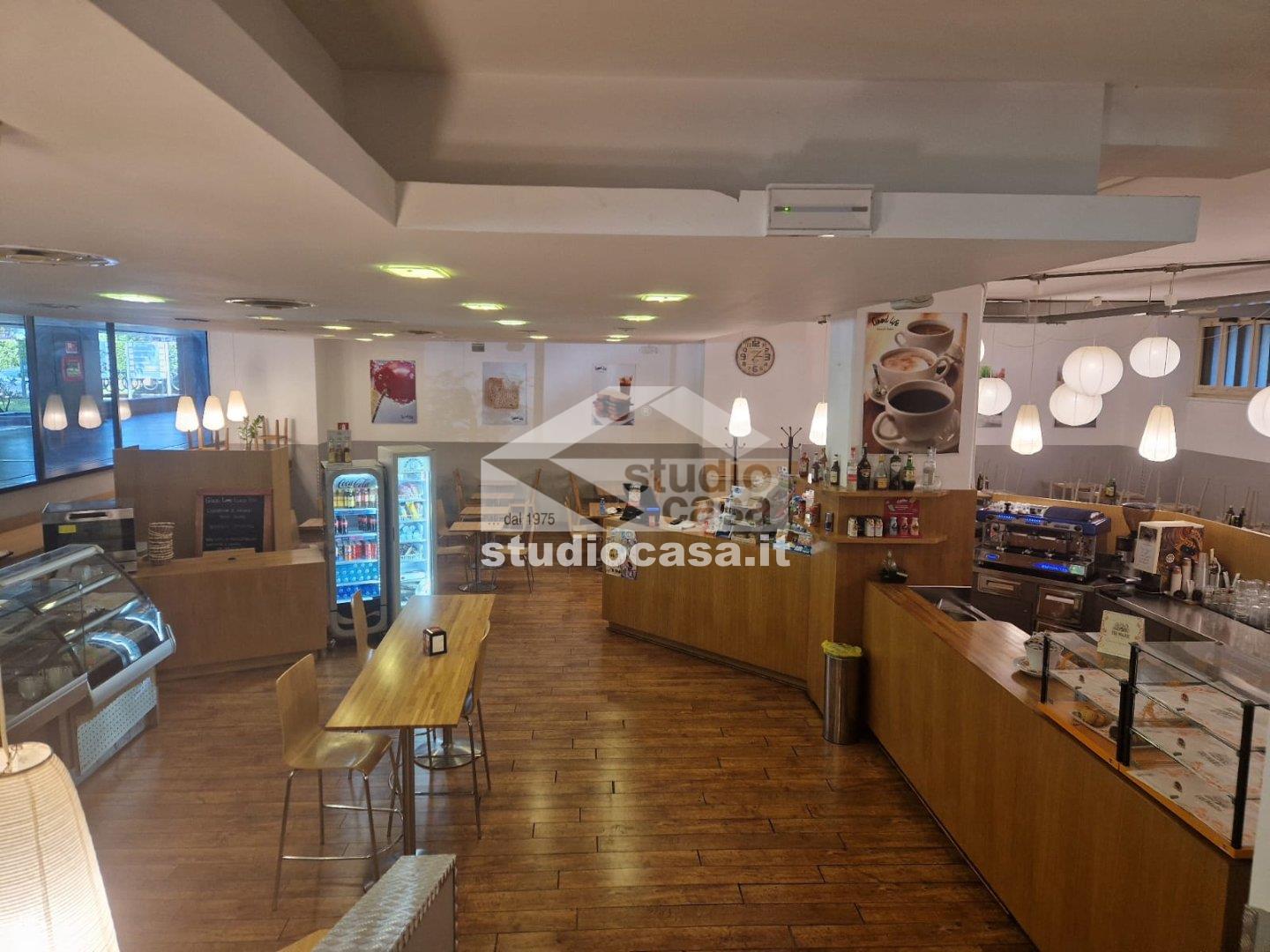 Bar/Pub in vendita a Assago