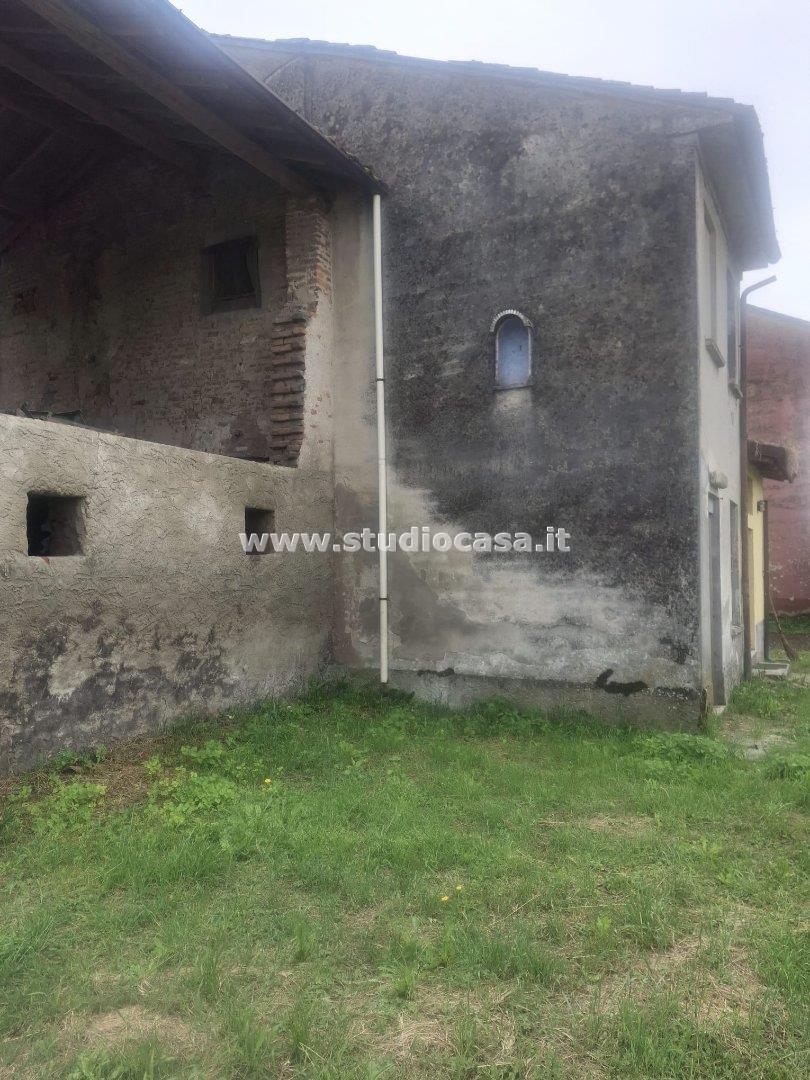 Cascina in vendita a Badia Pavese