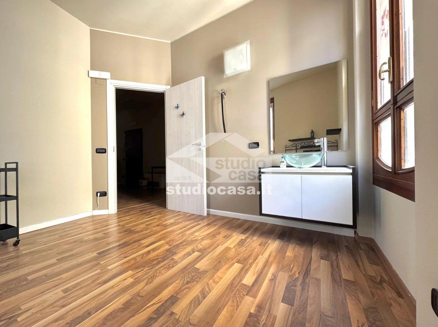 Negozio in vendita a Crema