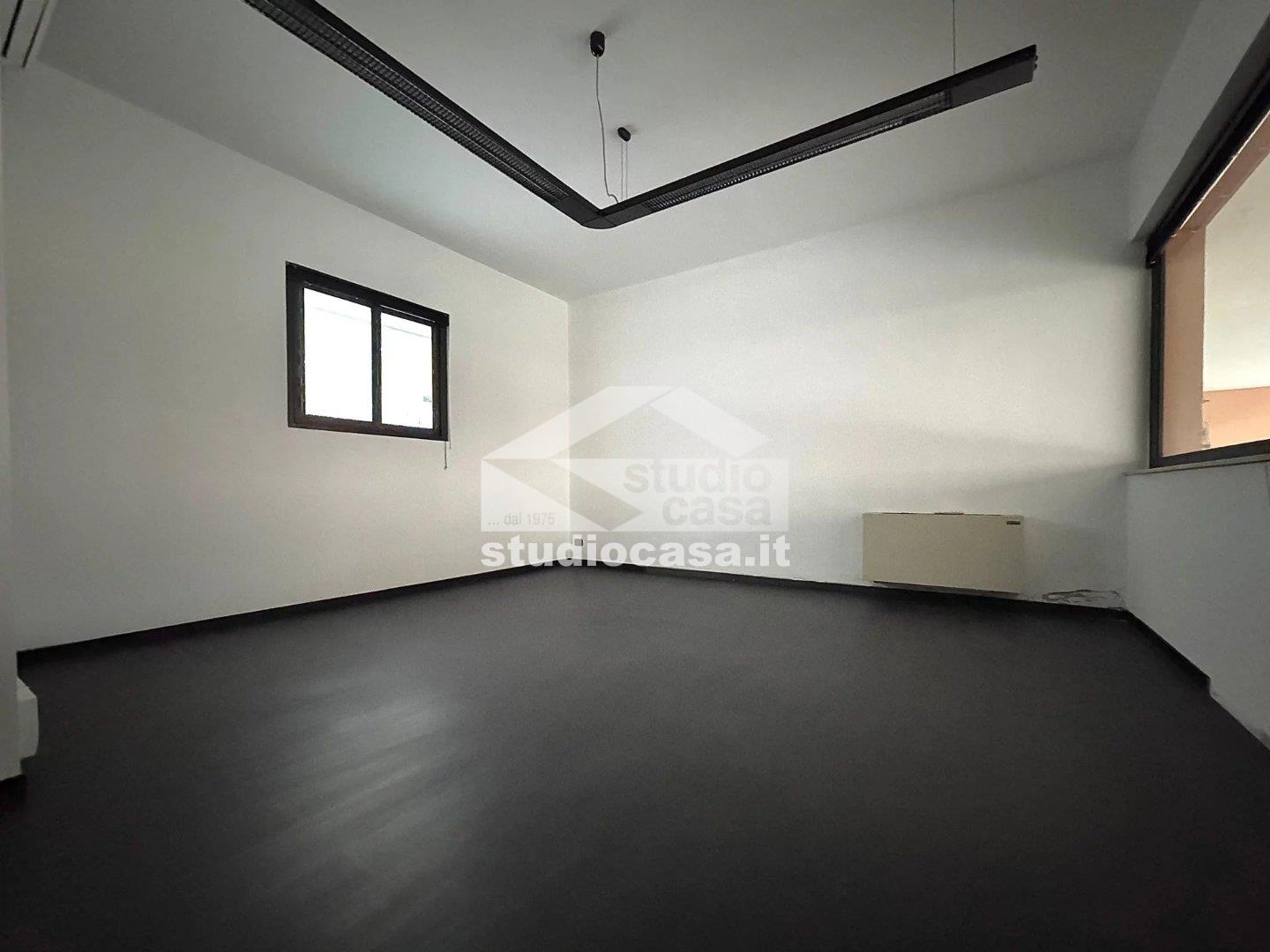 Negozio in vendita a Crema