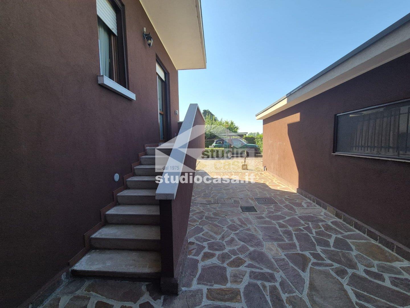 Villa a schiera di testa in vendita a Pieve Emanuele