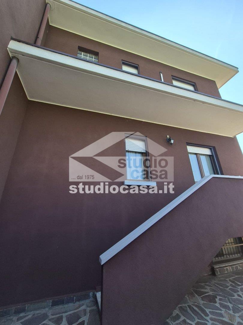 Villa a schiera di testa in vendita a Pieve Emanuele