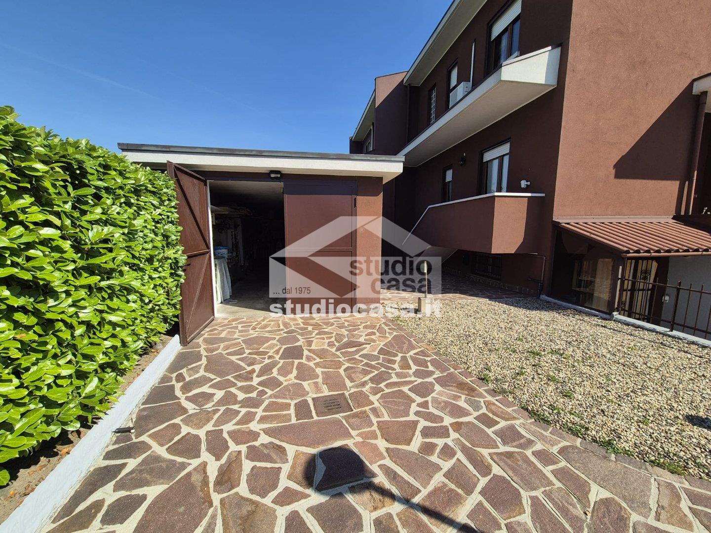Villa a schiera di testa in vendita a Pieve Emanuele