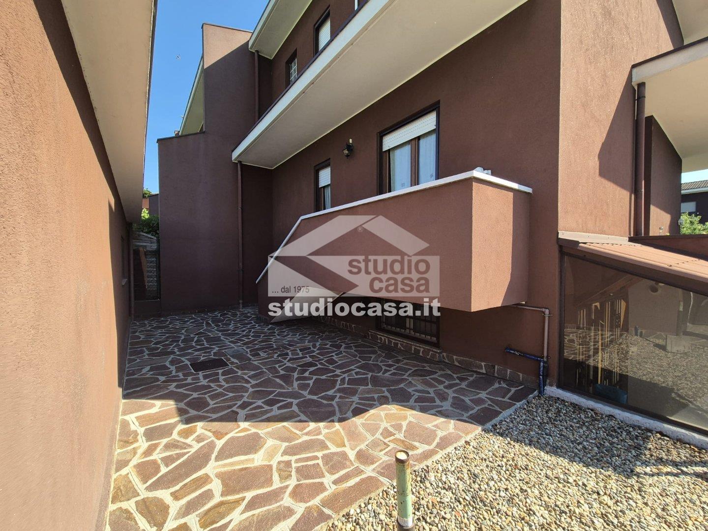 Villa a schiera di testa in vendita a Pieve Emanuele