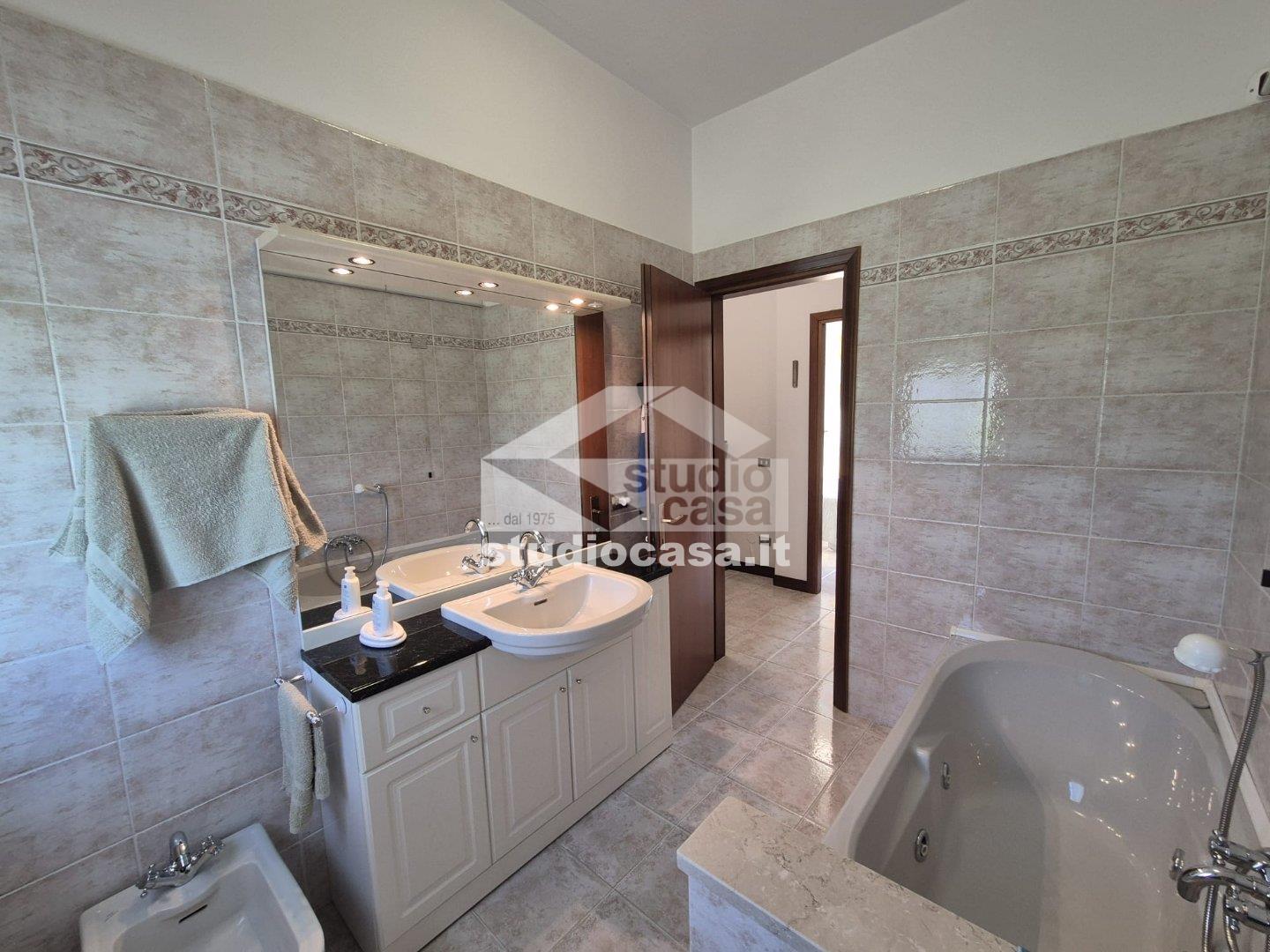 Villa a schiera di testa in vendita a Pieve Emanuele