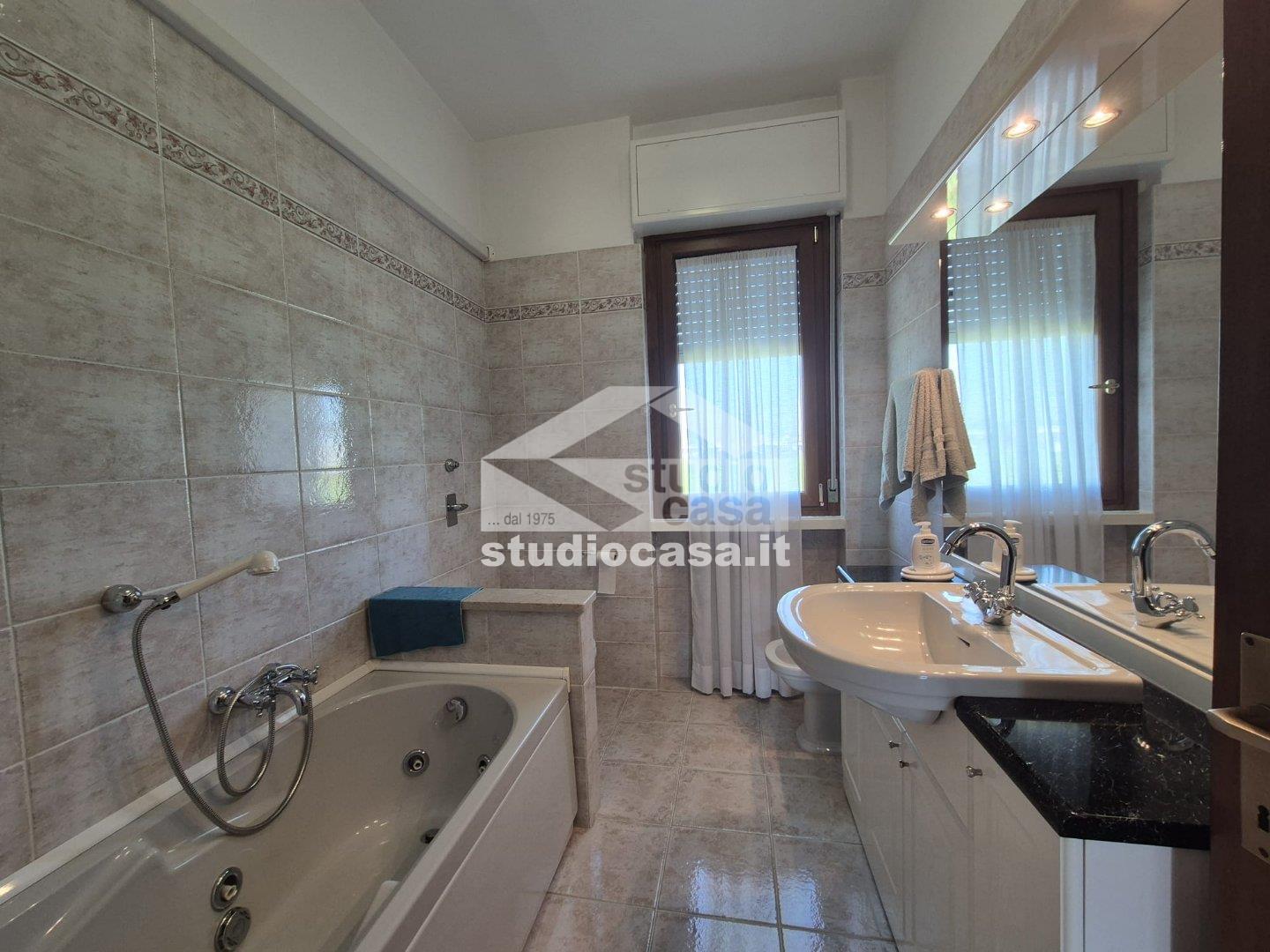 Villa a schiera di testa in vendita a Pieve Emanuele