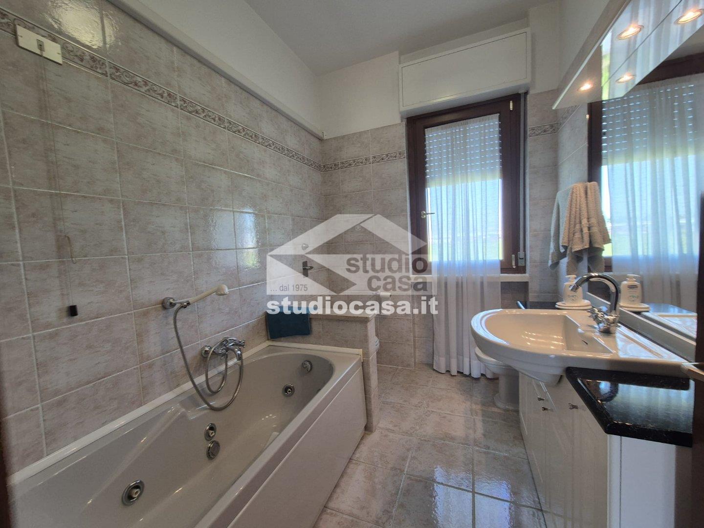 Villa a schiera di testa in vendita a Pieve Emanuele