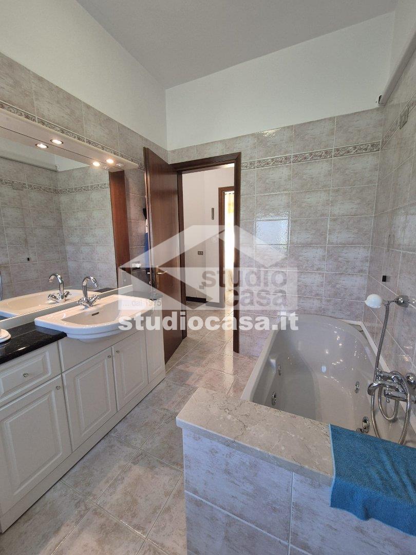 Villa a schiera di testa in vendita a Pieve Emanuele